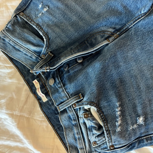 Levi's Wedgie Straight Jean Denim Distressed Medium Wash Button Fly Size 28 - Picture 4 of 5